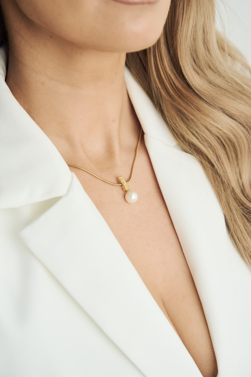 Grá Pearl Pendant Necklace