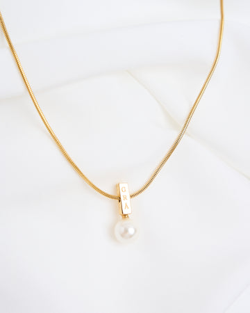 Grá Pearl Pendant Necklace