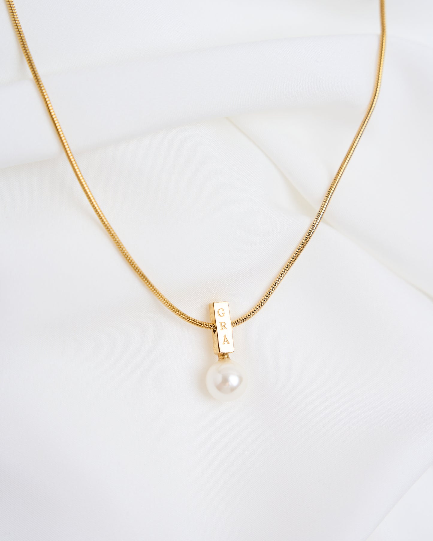 Grá Pearl Pendant Necklace