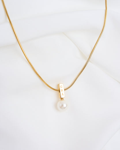 Grá Pearl Pendant Necklace