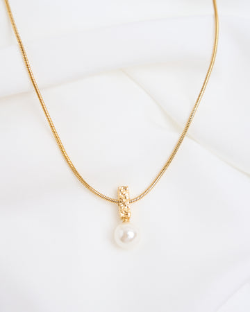 Grá Pearl Pendant Necklace