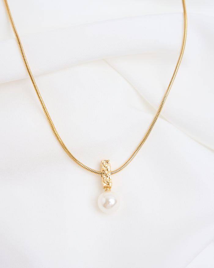 Grá Pearl Pendant Necklace