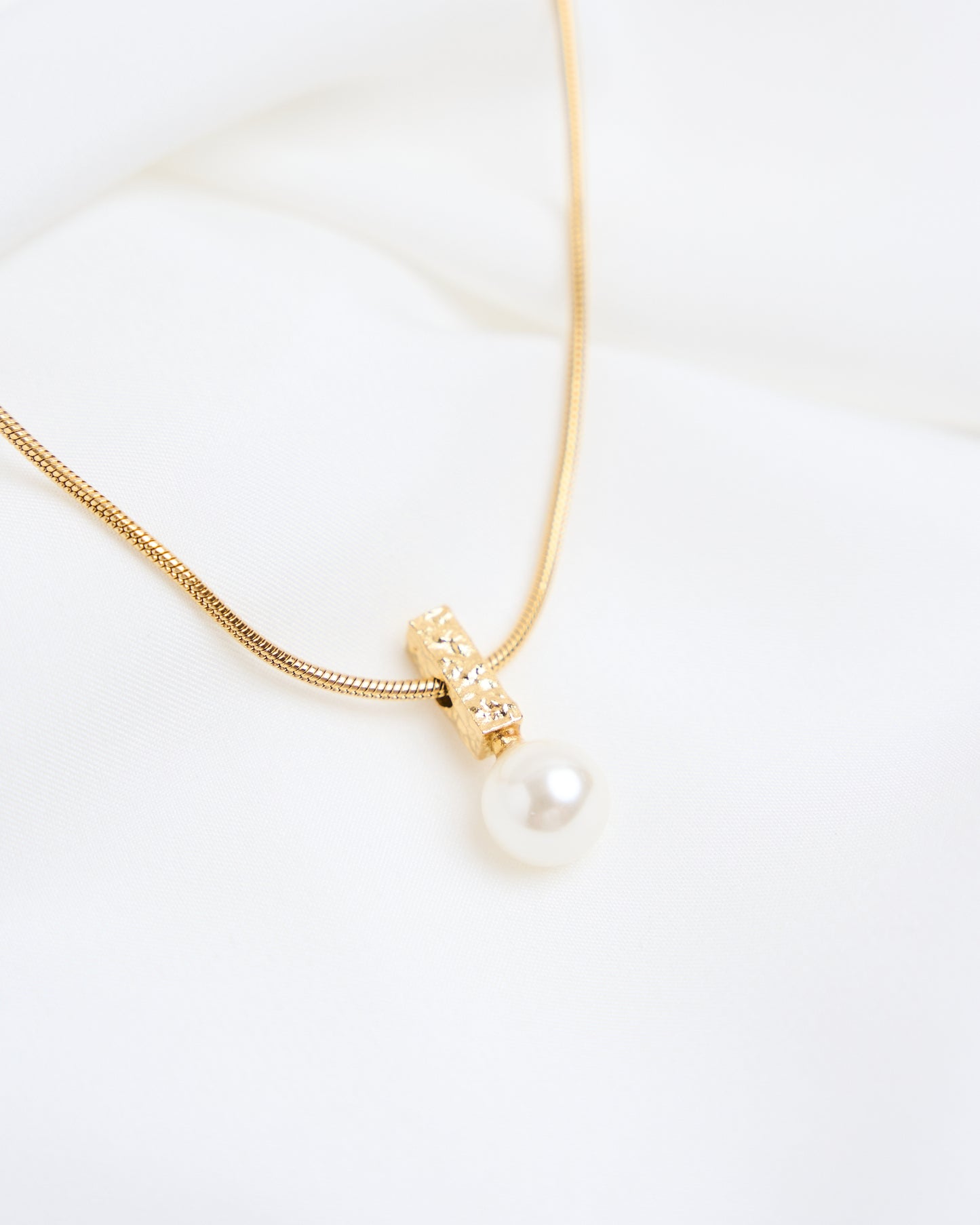 Grá Pearl Pendant Necklace