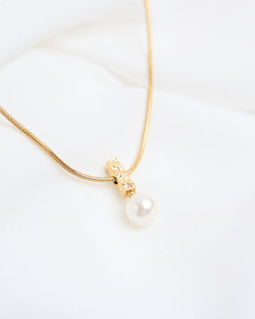 Grá Pearl Pendant Necklace