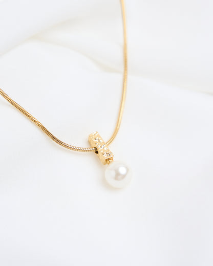 Grá Pearl Pendant Necklace