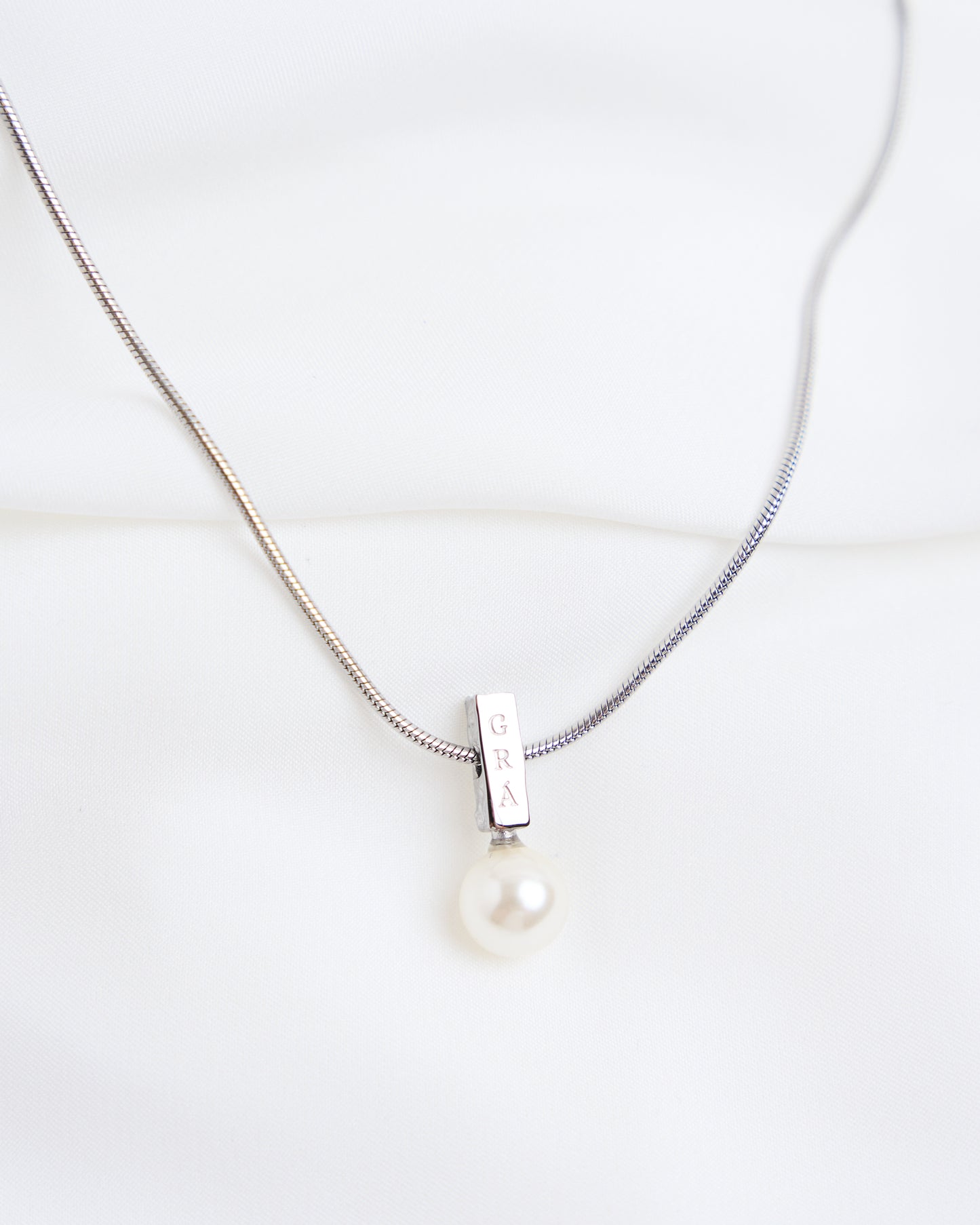 Grá Pearl Pendant Necklace