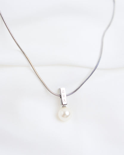 Grá Pearl Pendant Necklace