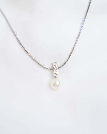 Grá Pearl Pendant Necklace