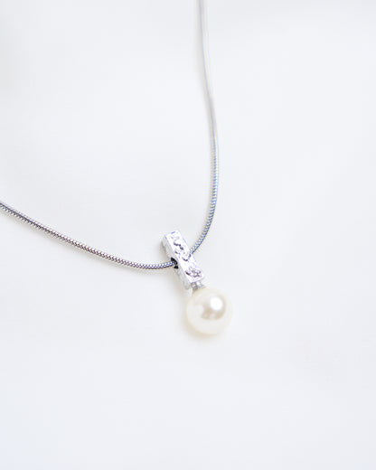 Grá Pearl Pendant Necklace
