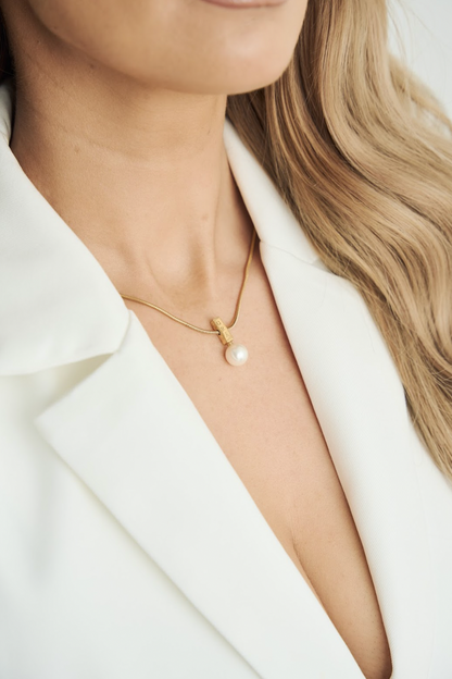 Grá Pearl Pendant Necklace