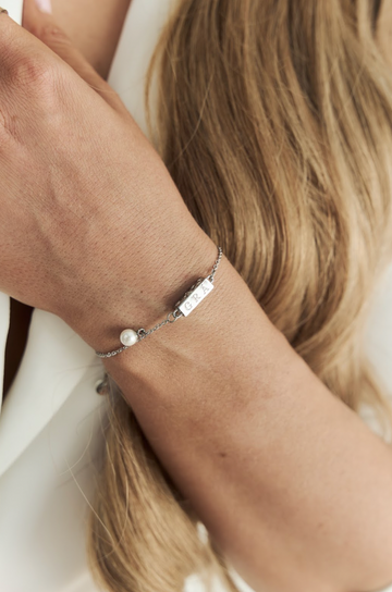 Grá Pearl Pendant Bracelet
