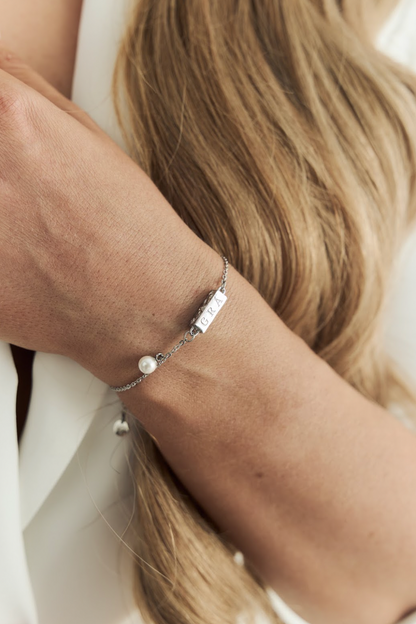 Grá Pearl Pendant Bracelet