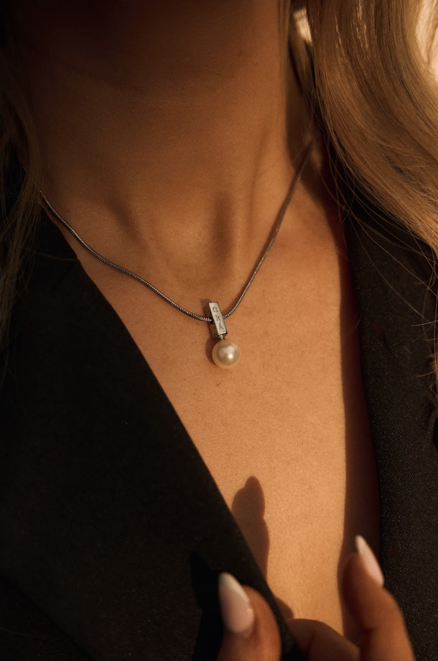 Grá Pearl Pendant Necklace