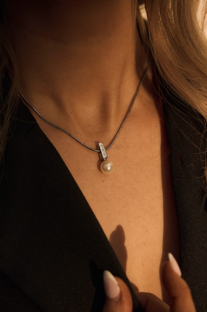 Grá Pearl Pendant Necklace